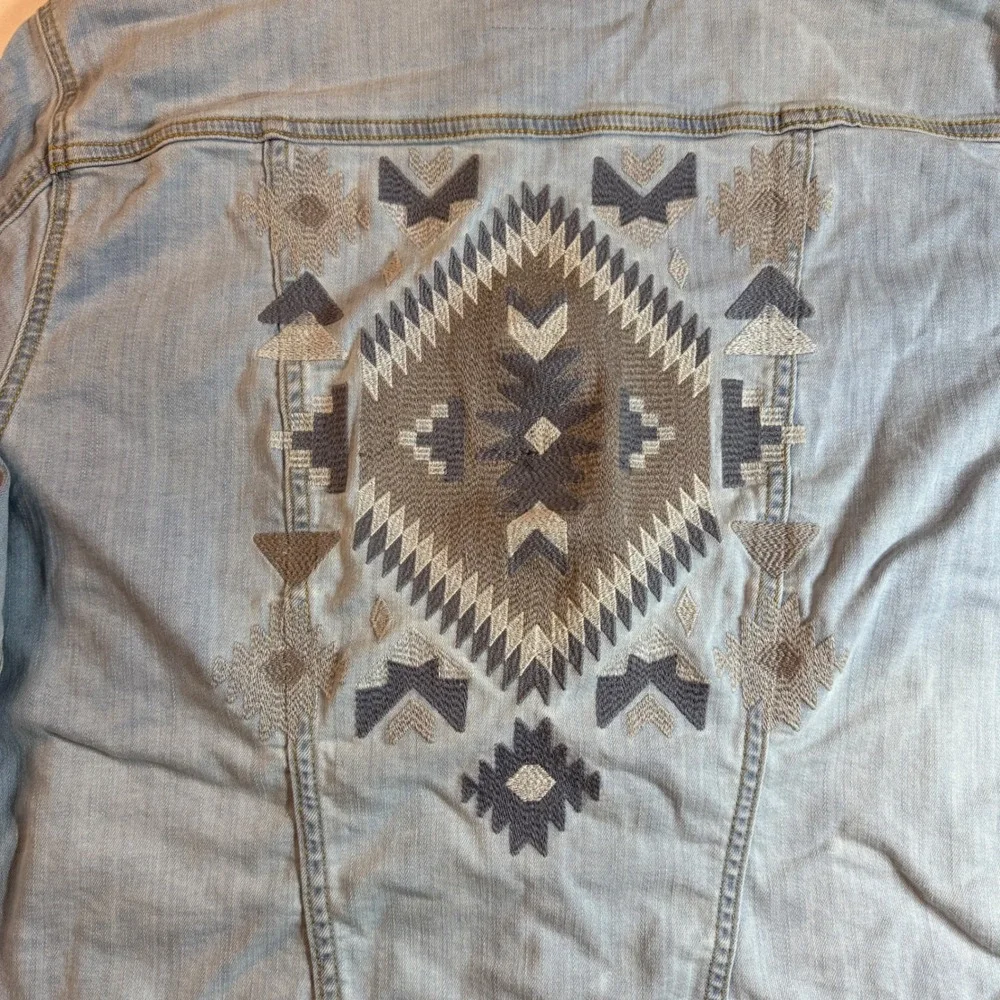 LuLaRoe Jaxson Denim Jacket Aztec Embroidery Blue Women's 2XL Boho Trucker‎ Y2K